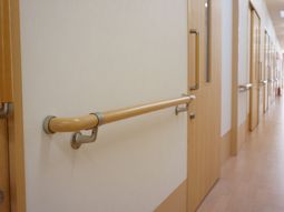 廊下の手すりと木製のドア