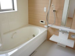 清潔感のある明るい浴室