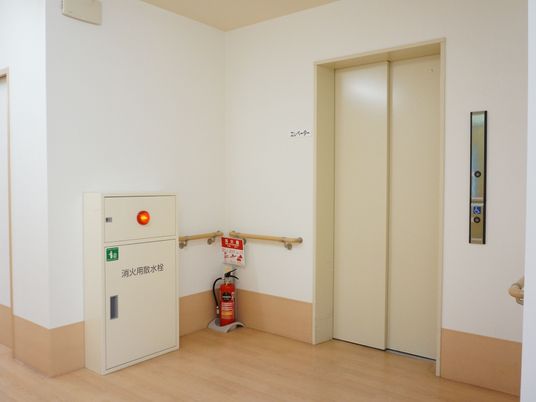 明るい廊下とエレベーター