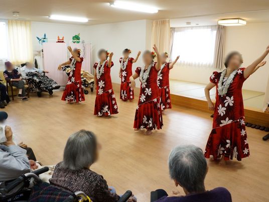 赤い衣装のダンスパフォーマンス