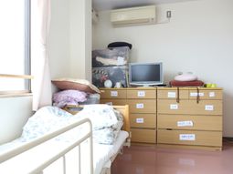 居室の家具とベッド