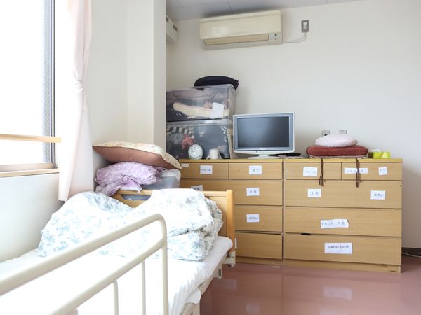 居室の家具とベッド