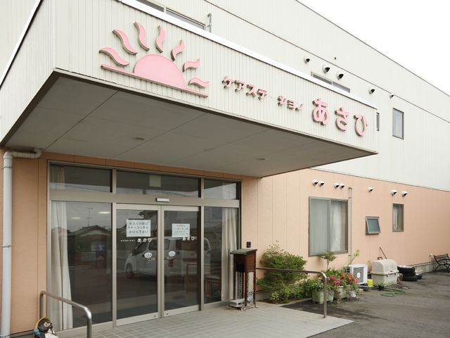 施設正面とエントランス 外観 広々としたエントランスが心地よい迎えをしてくれます。安全に配慮したバリアフリー設計で、どなたでも快適にご利用いただけます。