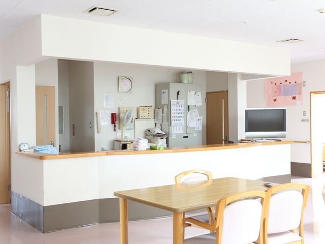 フロントの明るいロビー 受付カウンター 清潔感のある受付カウンターが設置されたロビーです。職員や訪問者のコミュニケーションの場としても活用されています。