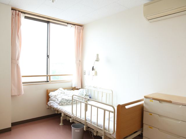 居室の一部と窓 居室 明るい光が差し込む心地よい居室です。必要な家具が整い、快適な個人空間をお確かめいただけます。