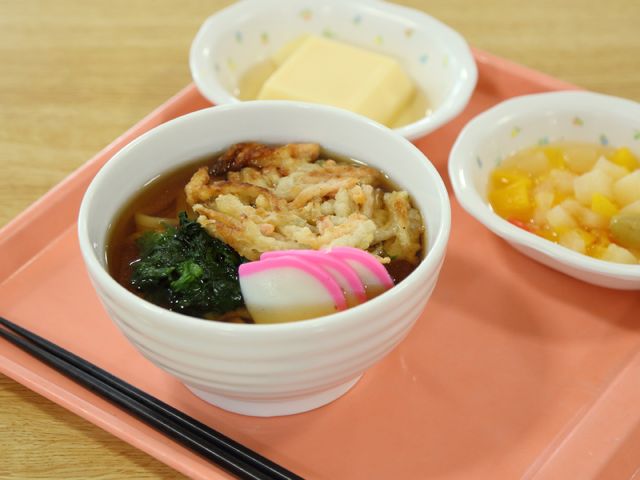 温かい手作り和食セット 食事 栄養バランスを考えた和食の一例です。手作りの優しい味が心身の健康を支えます。