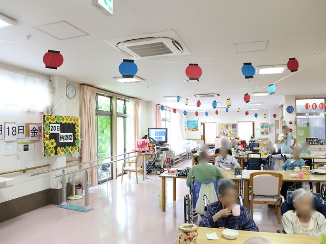 多彩な装飾のある居室 ダイニング カラフルな装飾が施された居室で、利用者がお食事や憩いのひとときを楽しんでおります。空間は清潔に保たれ、和やかな雰囲気が感じられます。