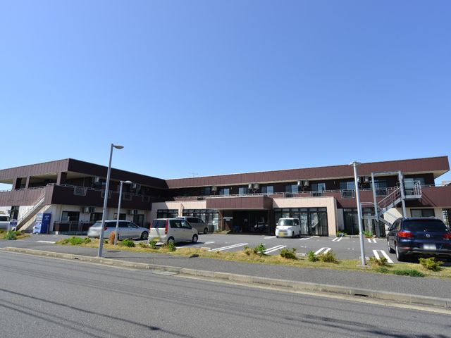 広々とした施設の外観 外観 ゆとりのある駐車スペースを備えた施設外観です。日中の自然光がたっぷり差し込む、明るい職場環境が広がっています。