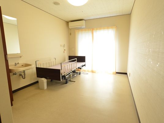 明るい個室の居室
