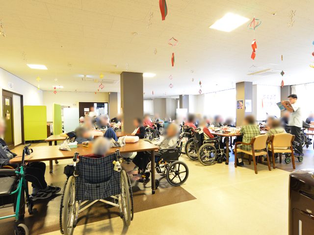 明るいダイニングルーム 談話室 広々としたダイニングルームでは、入居者が明るく食事を楽しんでいます。スタッフが手厚くサポートし、安心感のある食事の時間を提供しています。