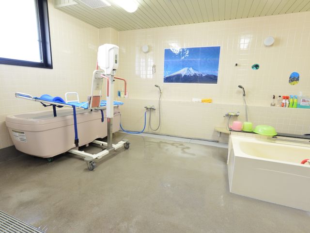 清潔感のある浴室 機械浴 利用者の安全と快適さを考えた設計の浴室です。機能性を重視し、清潔な環境が保たれています。