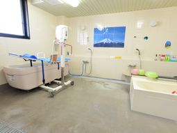 清潔なバリアフリー浴室