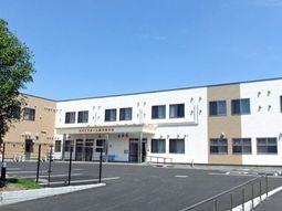 広々した外観の建物