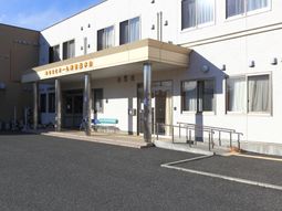 明るい施設のエントランス