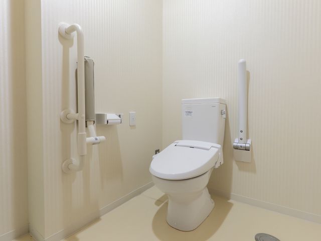 バリアフリートイレ設備 トイレ 手すり付きで安心なトイレ空間です。安全に配慮された設計で、皆様が快適にご利用いただけます。