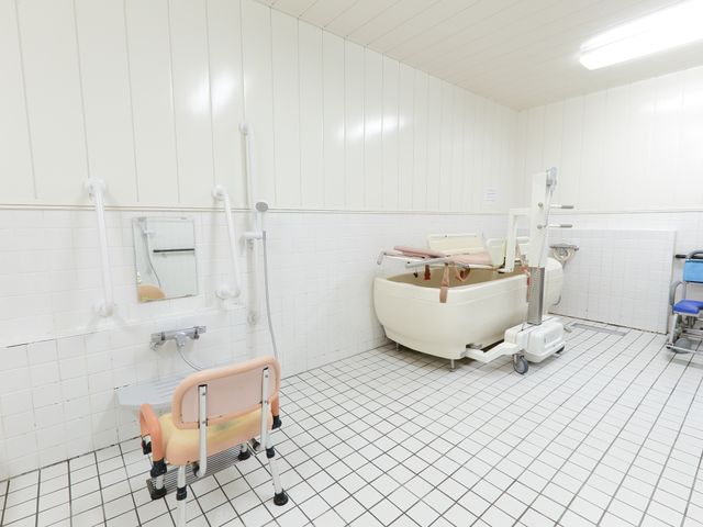 清潔な浴室の設備 浴室 広々とした安全設計の浴室です。手すりや椅子が備わり、快適にご利用いただけます。