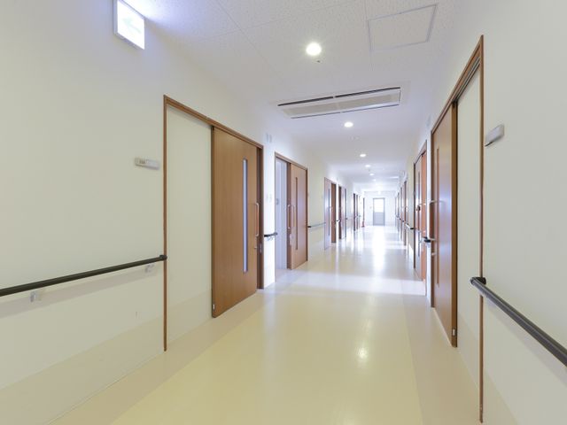 明るく清潔な廊下 廊下 広々として明るい廊下は清潔感があり、手すりが整備されており安全に配慮されています。