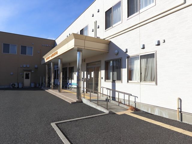 明るい日差しのエントランス 外観 広々とした入口は、やわらかな日差しが差し込む明るい歓迎の空間です。利用者の快適な出入りを考えた設計になっており、安心してご利用いただけます。