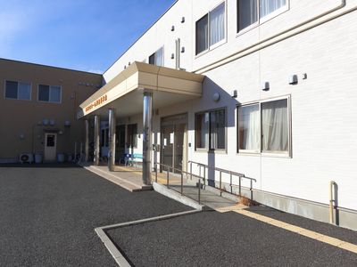 明るい日差しのエントランス