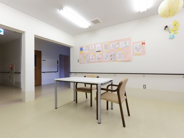 多目的室の明るい風景 共有スペース 壁に飾られたイラストが優しい雰囲気を醸し出す多目的室です。広々としたこの部屋では、様々な活動が行われている様子が想像できます。