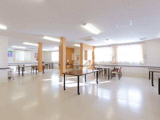 広々とした明るい多目的室 食堂 広々としたこの多目的室では、レクリエーションや様々な活動が行えるようになっています。日中の自然光が心地よい、快適な空間です。