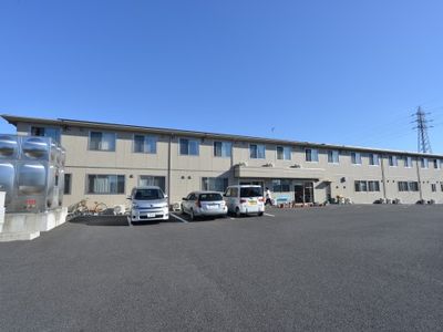広い駐車場のある施設外観