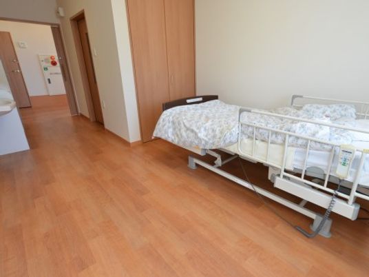 明るい床のベッドルーム