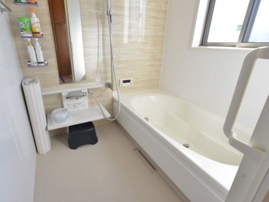 明るい清潔な浴室