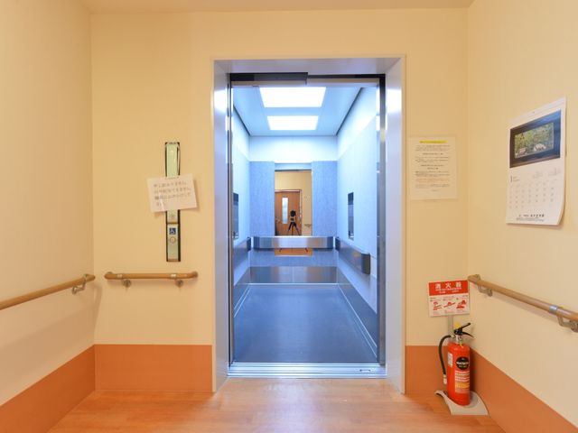 バリアフリー設計のエントランス エレベータ ゆったりとしたスペースで設計された明るいエントランスです。安全に配慮された手すりが設置され、どなたも安心してご利用いただけます。