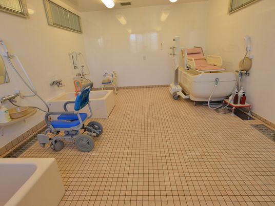 バリアフリー設計の浴室