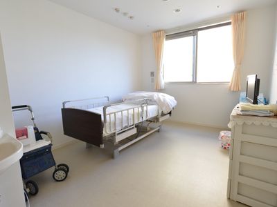 明るい一人部屋の居室