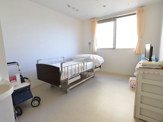 明るい一人部屋の居室