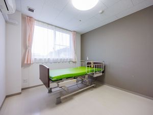 窓際の介護ベッドがある居室  