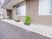 建物外の植栽沿い通路  