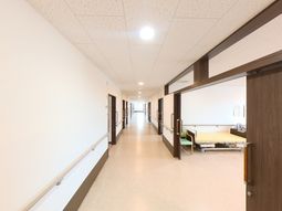ゆとりのある清潔な廊下