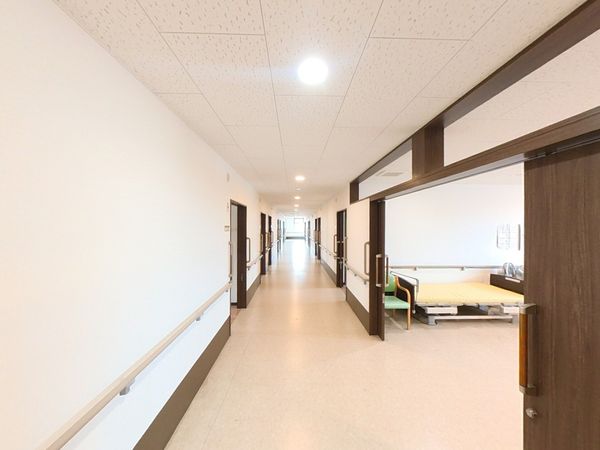 ゆとりのある清潔な廊下