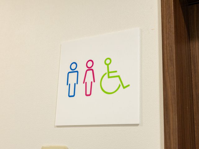 トイレ案内のサイン トイレ 多様なニーズを配慮した案内表示です。すべての方が安心してご利用いただける環境を整えています。