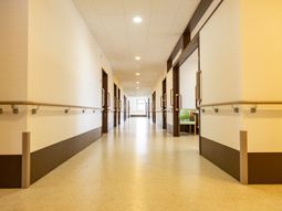 広々とした明るい廊下