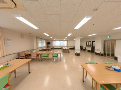 広々とした明るい食堂