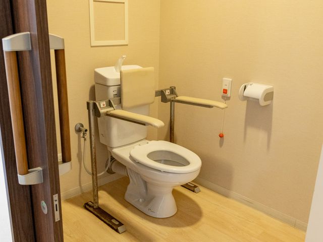 ゆとりのあるトイレ トイレ 手すりが整った清潔感あふれるトイレです。安心してご利用いただける設計となっております。