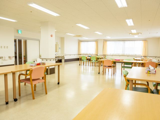 広々とした食堂 食堂 ゆとりある食堂は明るく、大きな窓から自然光が差し込んでいます。テーブルごとに十分なスペースがあり、快適な食事時間を過ごせそうです。