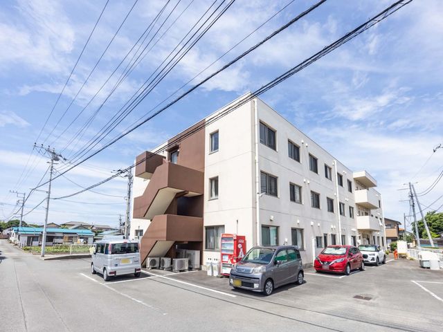 広々としたモダンな外観 外観 ゆったりとした空間のあるモダンなデザインの建物です。明るい雰囲気の周辺環境もご覧いただけます。