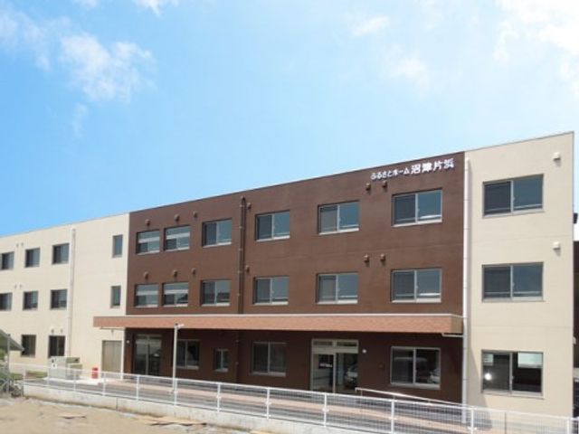 清潔感ある施設の外観 外観 落ち着いた色合いの建物が印象的で、窓が多く採光にも優れています。快適な就業環境をお探しの方に適した施設です。