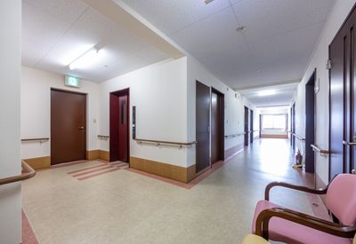 手すり付きの広々廊下