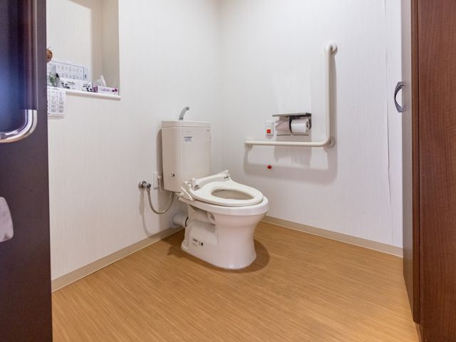安全なトイレ空間 トイレ 手すりが付いた清潔なトイレ空間です。床のバリアフリー設計が安心をサポートします。