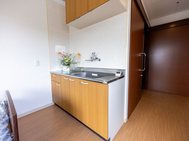 居室のキッチンコーナー 居室 清潔感のある居室のキッチンコーナーです。花を飾ることで、居心地の良い空間が演出されています。