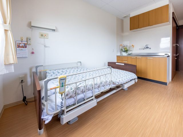 居心地の良い居室 居室 清潔感のある居室には、必要な設備が整っており、窓辺には花が飾られています。安心して日々を過ごせる空間です。