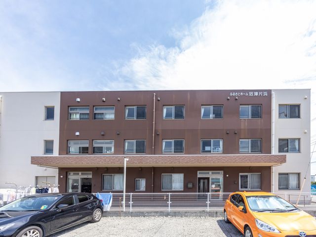 清潔感のある施設外観 外観 広々とした駐車スペースがあり、建物は新しく清潔感があります。安心してお過ごしいただける環境です。