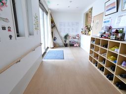 明るく清潔な廊下