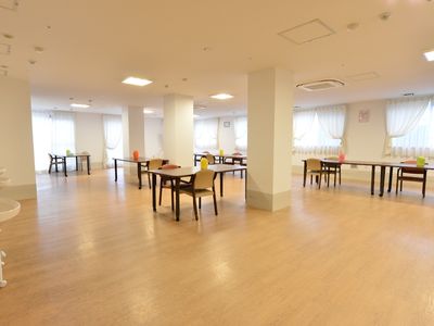 広々とした明るい食堂